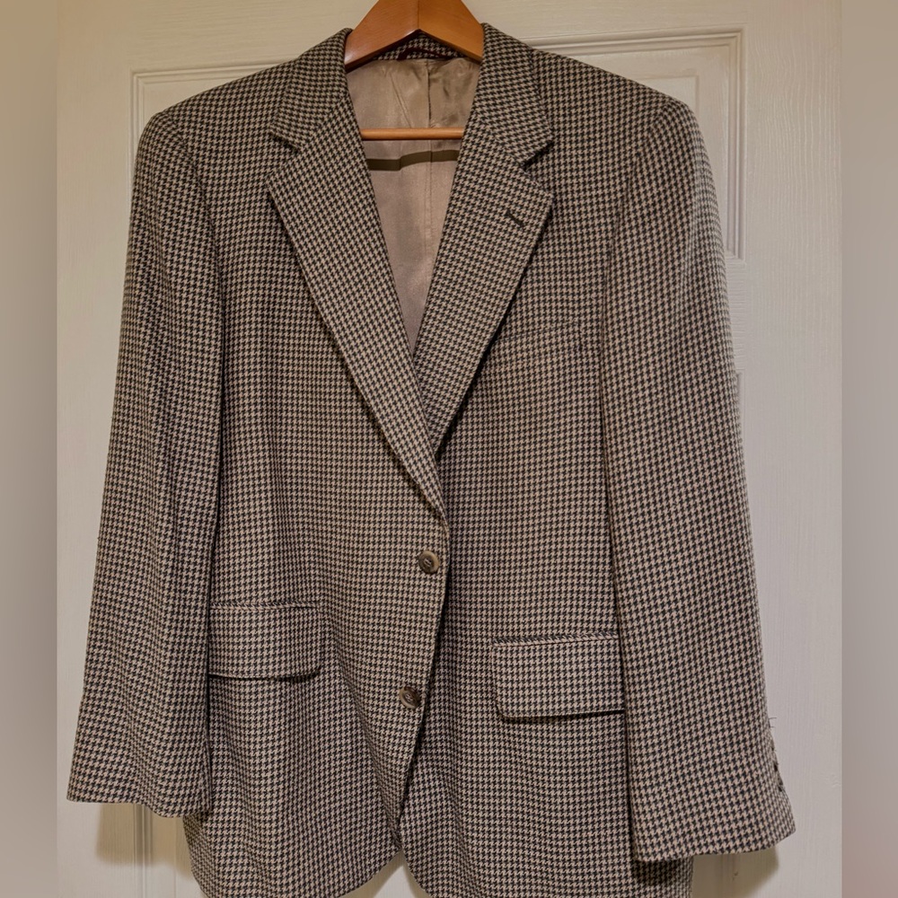 Men’s blazer 44 R Excellent condition!  Clearing out my closest. Great buy!